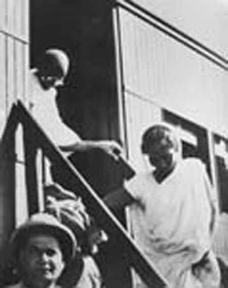 Photo of Gandhiji alighting from the train at Goalando ghat (now in Bangladesh) on his way to Noakhali for his historic Peace Mission ,1946-47.jpg